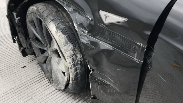 Cư dân mạng tranh cãi về vụ Tesla Model S va chạm với dải phân cách cứng