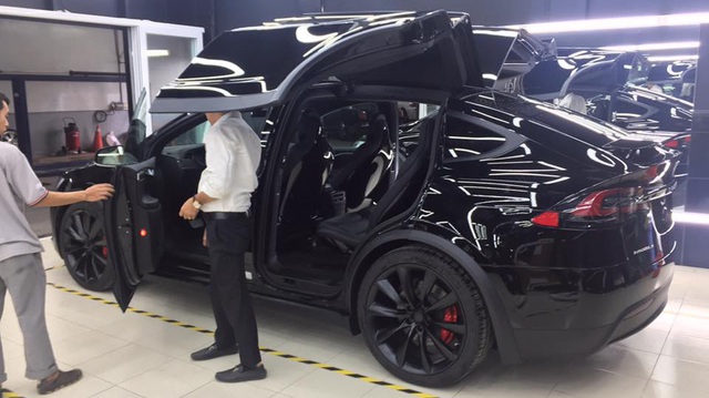 SUV điện Tesla Model X P100D đầu tiên xuất hiện tại Sài thành