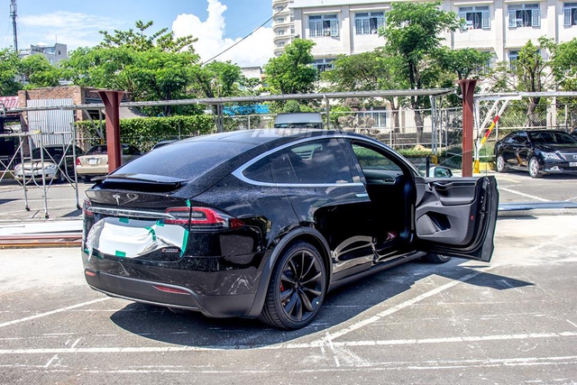 Soi SUV điện Tesla Model X P100D đầu tiên tại Việt Nam - Ảnh 3.