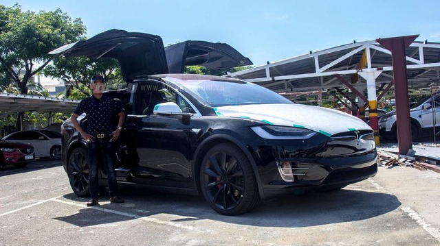 "Soi" SUV điện Tesla Model X P100D đầu tiên tại Việt Nam