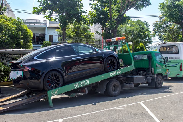 Soi SUV điện Tesla Model X P100D đầu tiên tại Việt Nam - Ảnh 5.