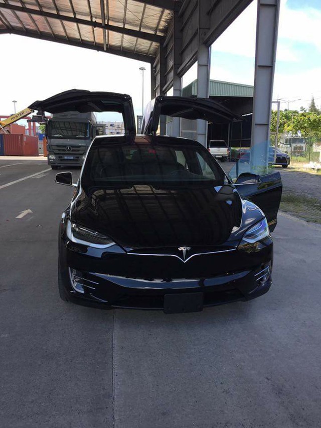 SUV điện Tesla Model X P100D thứ 2 cập bến tại Việt Nam, giá từ 8 tỷ Đồng - Ảnh 1.