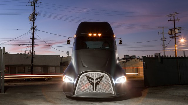 Vừa ra mắt, siêu xe tải điện của Tesla đã gặp đối thủ - Ảnh 1.