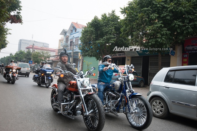 Hà Nội: Dàn xe Harley-Davidson hộ tống xe đón dâu - Ảnh 4.