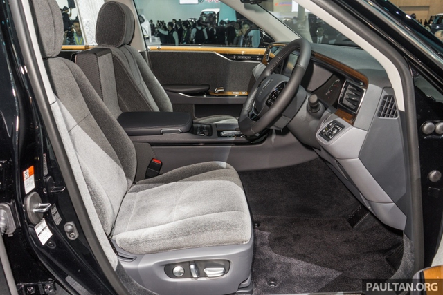 Chiêm ngưỡng vẻ đẹp hoài cổ của limousine 4 cửa Toyota Century 2018 ngoài đời thực - Ảnh 14. Chiêm ngưỡng vẻ đẹp hoài cổ của limousine 4 cửa Toyota Century 2018 ngoài đời thực - Ảnh 14.