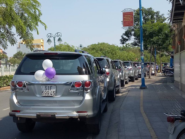 Dàn xe Toyota Fortuner tham gia rước dâu tại Sài thành - Ảnh 2.