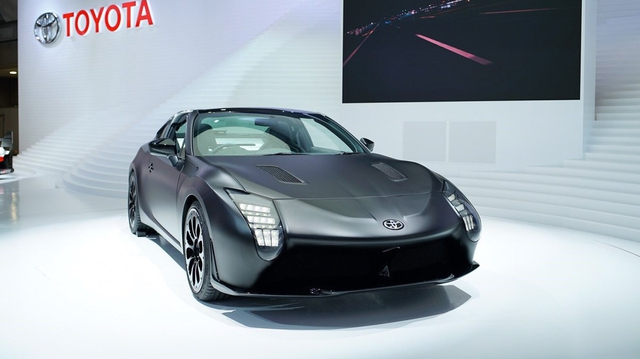 Ngắm Toyota GR HV Sports - phiên bản mui trần của xe từng ế nhất Việt Nam - "bằng xương, bằng thịt"