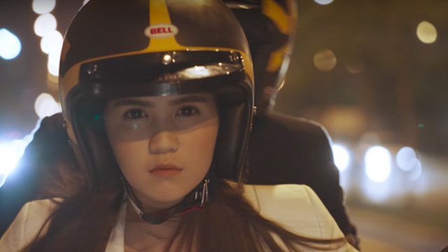 Ngọc Trinh cầm lái Ducati Scrambler đưa bạn trai đi trốn
