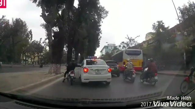 Vượt phải và "tạt đầu" ô tô, thanh niên đi xe máy nhận hậu quả dễ đoán