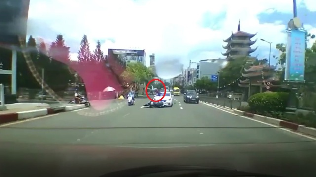 Video người điều khiển Honda SH bị xe Mazda đâm trúng, bay lên nắp capô tại Sài Gòn
