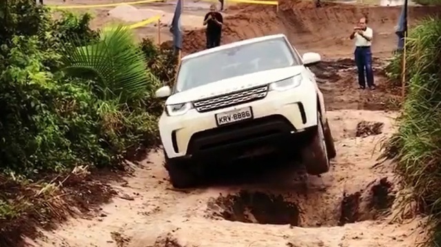 Land Rover Discovery 2018 gây choáng khi vượt qua hố sâu "dễ như ăn kẹo"