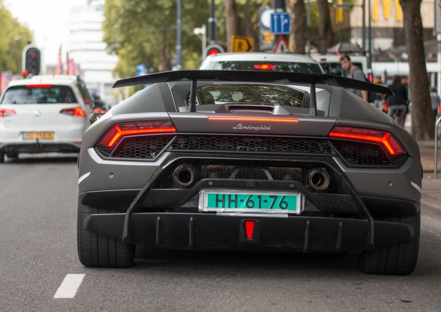 Lamborghini Huracan Performante lăn bánh tại Hà Lan sở hữu bộ cánh đen nhám cực chất - Ảnh 5.
