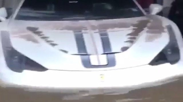 Xót xa với cảnh cặp đôi siêu xe Ferrari bị ngập trong nước sau bão Harvey