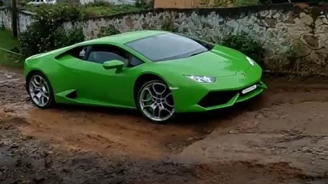 Xem cảnh siêu xe Lamborghini Huracan "chật vật" vượt qua con đường đất gập ghềnh