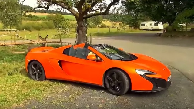 Con lừa nhai cản va siêu xe McLaren 650S Spider vì tưởng là cà rốt, chủ trang trại "đền ốm"