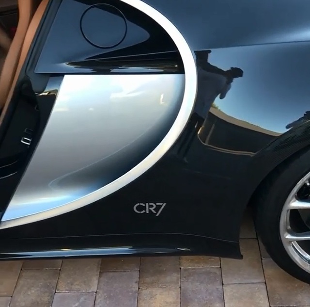 Cristiano Ronaldo khoe video quay cận cảnh siêu phẩm Bugatti Chiron mới tậu - Ảnh 3.