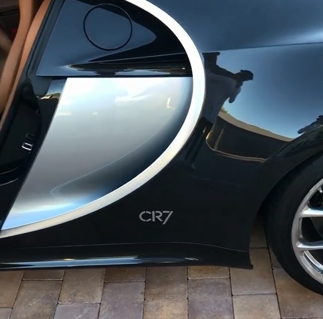 Cristiano Ronaldo khoe video quay cận cảnh siêu phẩm Bugatti Chiron mới tậu - Ảnh 3. Cristiano Ronaldo khoe video quay cận cảnh siêu phẩm Bugatti Chiron mới tậu - Ảnh 3.