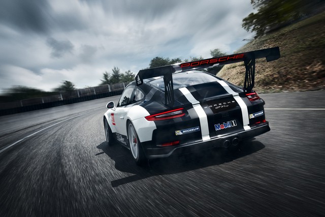 Usain Bolt trổ tài cầm lái Porsche 911 - Ảnh 5. Usain Bolt trổ tài cầm lái Porsche 911 - Ảnh 5.