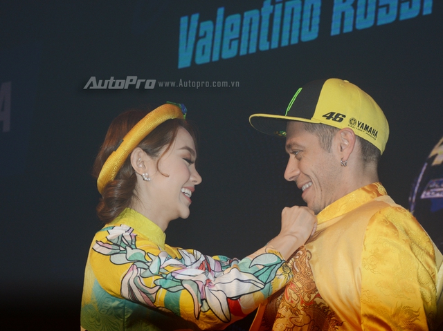 Lần đầu đến Việt Nam, Valentino Rossi thích thú với nhiều xe máy lưu thông trên đường - Ảnh 12.