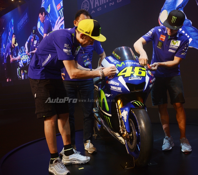 Lần đầu đến Việt Nam, Valentino Rossi thích thú với nhiều xe máy lưu thông trên đường - Ảnh 6.
