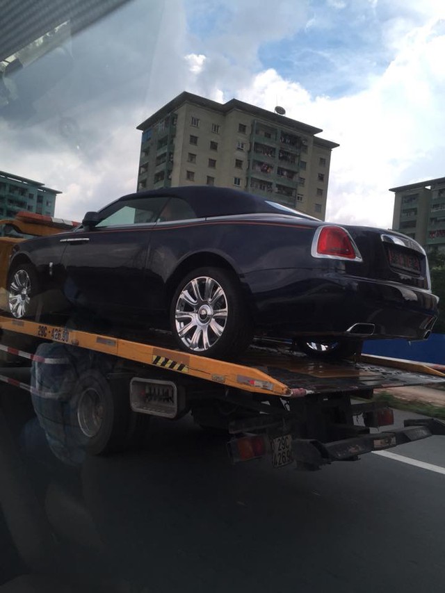 Rolls-Royce Dawn bất ngờ xuất hiện tại Sài thành - Ảnh 3. Rolls-Royce Dawn bất ngờ xuất hiện tại Sài thành - Ảnh 3.