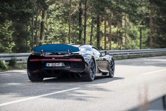 Với Bugatti, triệu hồi xe cũng phải “chất” - Ảnh 1.