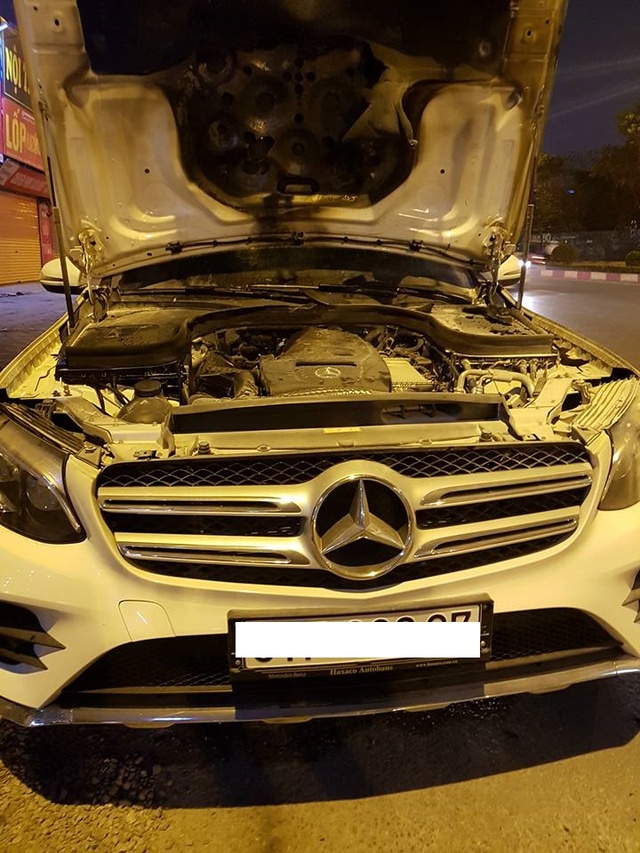 Vừa mua Mercedes-Benz GLC 300 hàng lướt, chủ xe méo mặt khi khoang động cơ bốc cháy ngay sau đó - Ảnh 1.