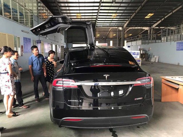 SUV điện Tesla Model X P100D độc nhất Việt Nam được cho đi đăng kiểm - Ảnh 1.