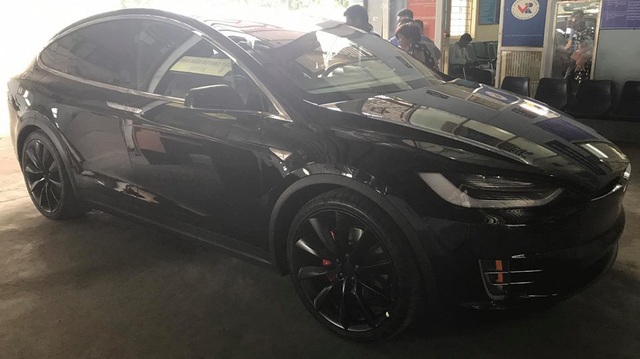 SUV điện Tesla Model X P100D độc nhất Việt Nam được cho đi đăng kiểm