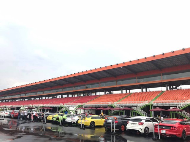 Siêu xe và xe thể thao tụ tập tại trường đua dưới cơn mưa trái mùa của Sài thành - Ảnh 2.