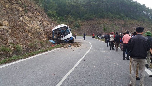 Hà Nội: Xe khách 45 chỗ lao vào vách núi, 1 người tử vong