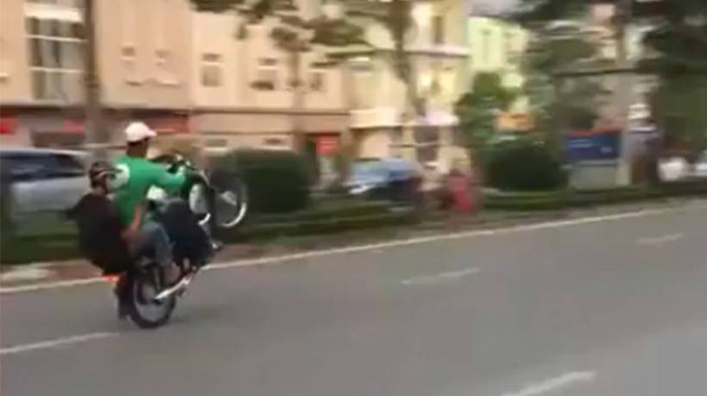 Xôn xao với đoạn video nam thanh niên mặc đồ grab chạy xe máy một bánh trên phố