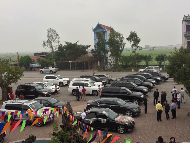 Đã mắt với dàn Toyota Land Cruiser rước dâu tại đất mỏ Quảng Ninh - Ảnh 1.