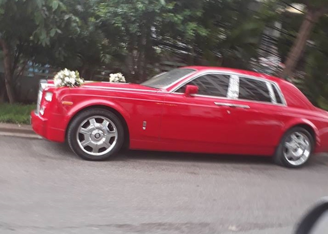 Đại gia Hà Nội rước dâu bằng cặp đôi xe siêu sang Rolls-Royce và dàn xe sang - Ảnh 1.
