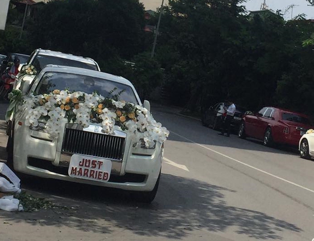Đại gia Hà Nội rước dâu bằng cặp đôi xe siêu sang Rolls-Royce và dàn xe sang - Ảnh 2.