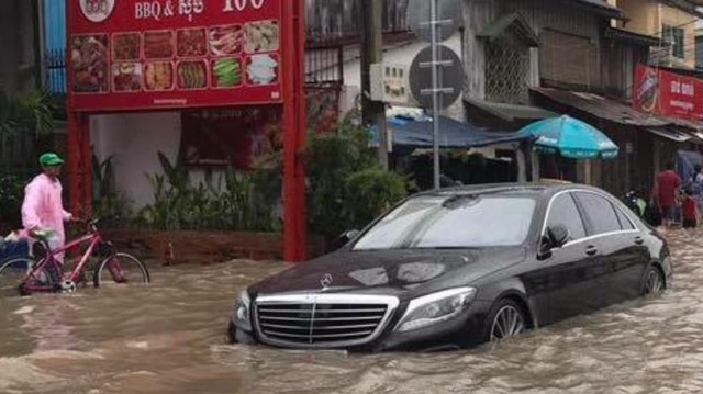 Thủ đô Phnôm Pênh của Campuchia chìm trong biển nước, xe siêu sang và xe sang chết đuối - Ảnh 3.