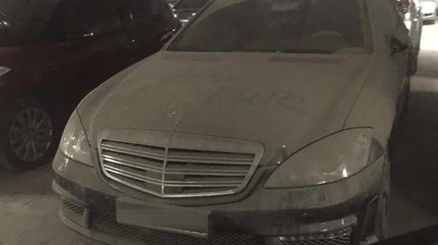 Hà Nội: Xót xa với Mercedes-Benz "S65 AMG" phủ bụi dày đặc trong hầm đỗ xe