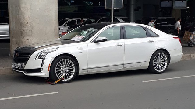 Sedan hạng sang Cadillac CT6 bị khóa bánh tại sân bay Tân Sơn Nhất