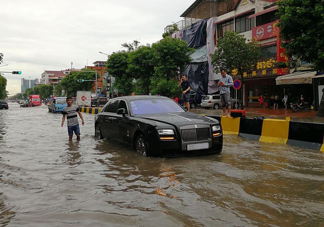 Thủ đô Phnôm Pênh của Campuchia chìm trong biển nước, xe siêu sang và xe sang chết đuối - Ảnh 5.