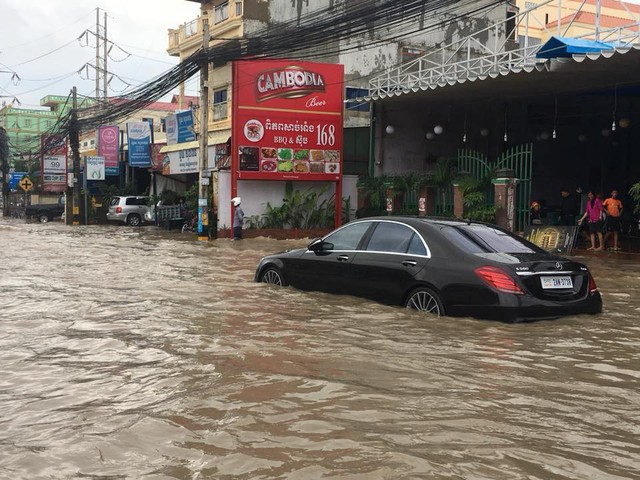 Thủ đô Phnôm Pênh của Campuchia chìm trong biển nước, xe siêu sang và xe sang chết đuối - Ảnh 4.