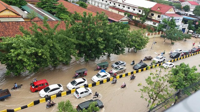 Thủ đô Phnôm Pênh của Campuchia chìm trong biển nước, xe siêu sang và xe sang chết đuối - Ảnh 2.