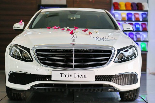Nữ diễn viên Thúy Diễm tậu xe sang Mercedes-Benz E200 trị giá 2,1 tỷ Đồng - Ảnh 6.