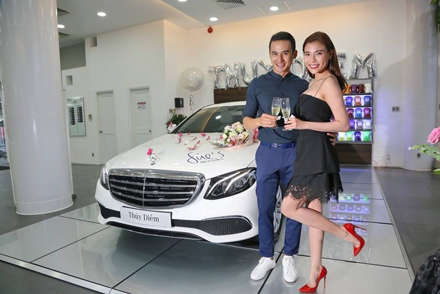 Nữ diễn viên Thúy Diễm tậu xe sang Mercedes-Benz E200 trị giá 2,1 tỷ Đồng - Ảnh 2.