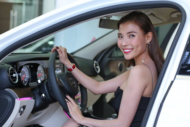 Nữ diễn viên Thúy Diễm tậu xe sang Mercedes-Benz E200 trị giá 2,1 tỷ Đồng - Ảnh 5.