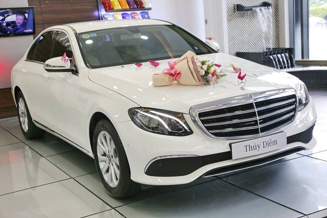 Nữ diễn viên Thúy Diễm tậu xe sang Mercedes-Benz E200 trị giá 2,1 tỷ Đồng - Ảnh 8.