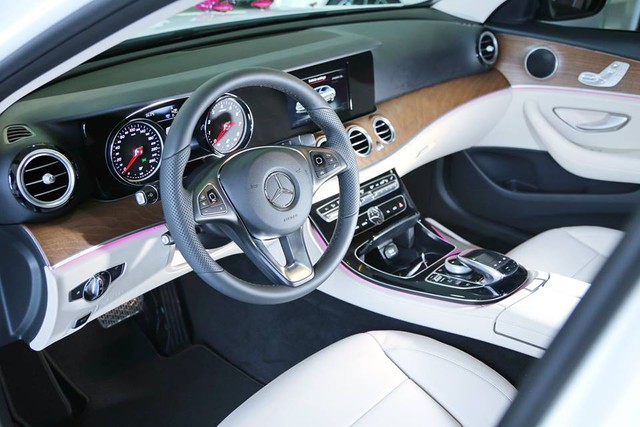 Nữ diễn viên Thúy Diễm tậu xe sang Mercedes-Benz E200 trị giá 2,1 tỷ Đồng - Ảnh 9.