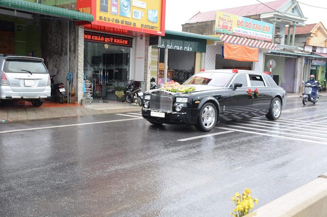 Tay chơi Quảng Bình rước dâu bằng xe siêu sang Rolls-Royce Phantom - Ảnh 1.