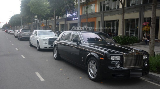 Hàng hiếm Rolls-Royce Phantom "Rồng" xuất hiện trong buổi khai trương một cửa hàng tại quận 2