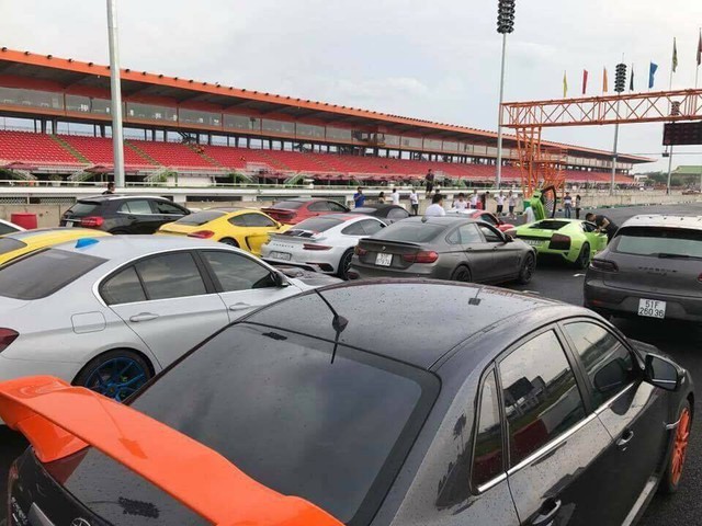 Siêu xe và xe thể thao tụ tập tại trường đua dưới cơn mưa trái mùa của Sài thành - Ảnh 3.