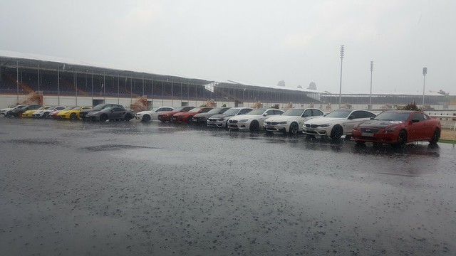 Siêu xe và xe thể thao tụ tập tại trường đua dưới cơn mưa trái mùa của Sài thành - Ảnh 1.